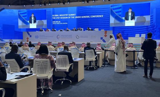 المدير العام لمنظمة الأمم المتحدة للتنمية الصناعية (اليونيدو)، جيرد مولر (على الشاشة) أثناء افتتاح المؤتمر العام للمنظمة في الرياض، المملكة العربية السعودية.